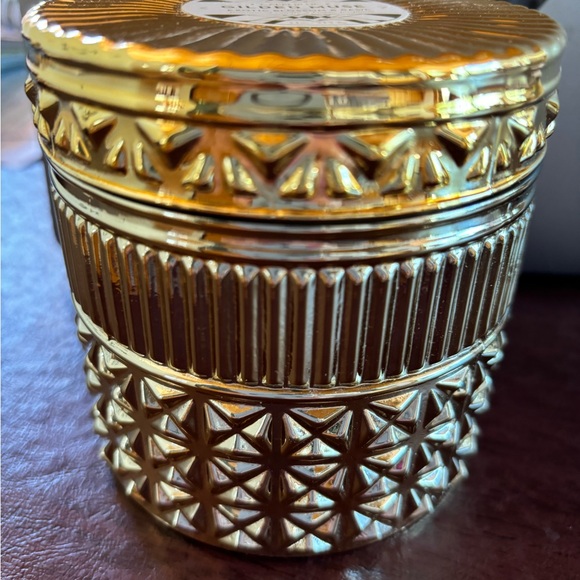 Capri Blue NWOT Gilded Muse Exotic Blossom and Basil candle - Picture 1 of 5